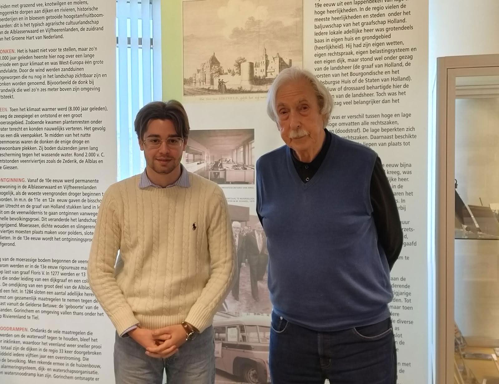 Luca en Ad naast elkaar voor panelen over de lokale geschiedenis.